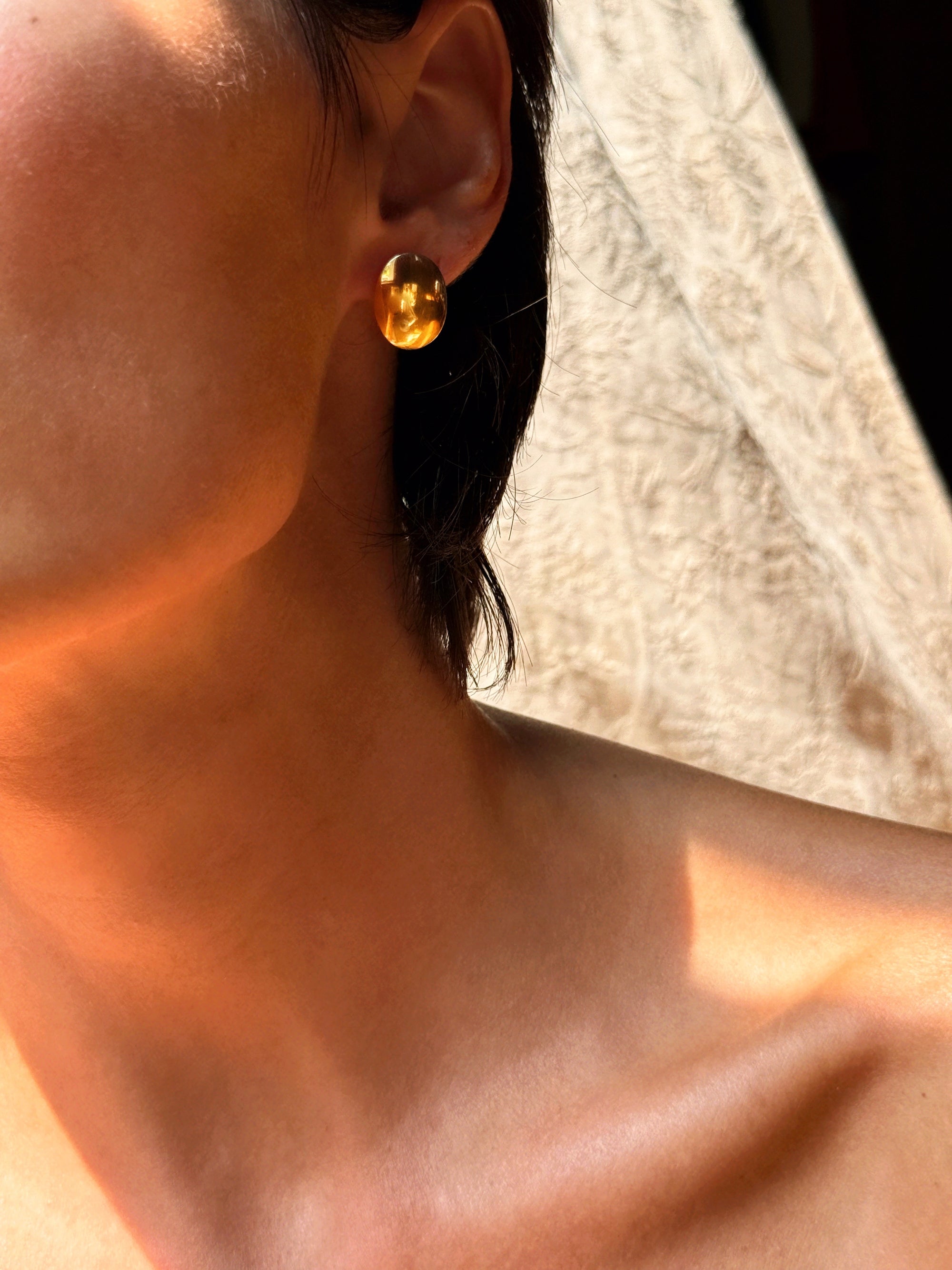 THESE COBBLESTONES, LOVE, THEY ARE PAVED WITH GOLD IF YOU JUST LET THEM BE // THE PERFECT VINTAGE EVERYDAY 18K GOLD EARRINGS