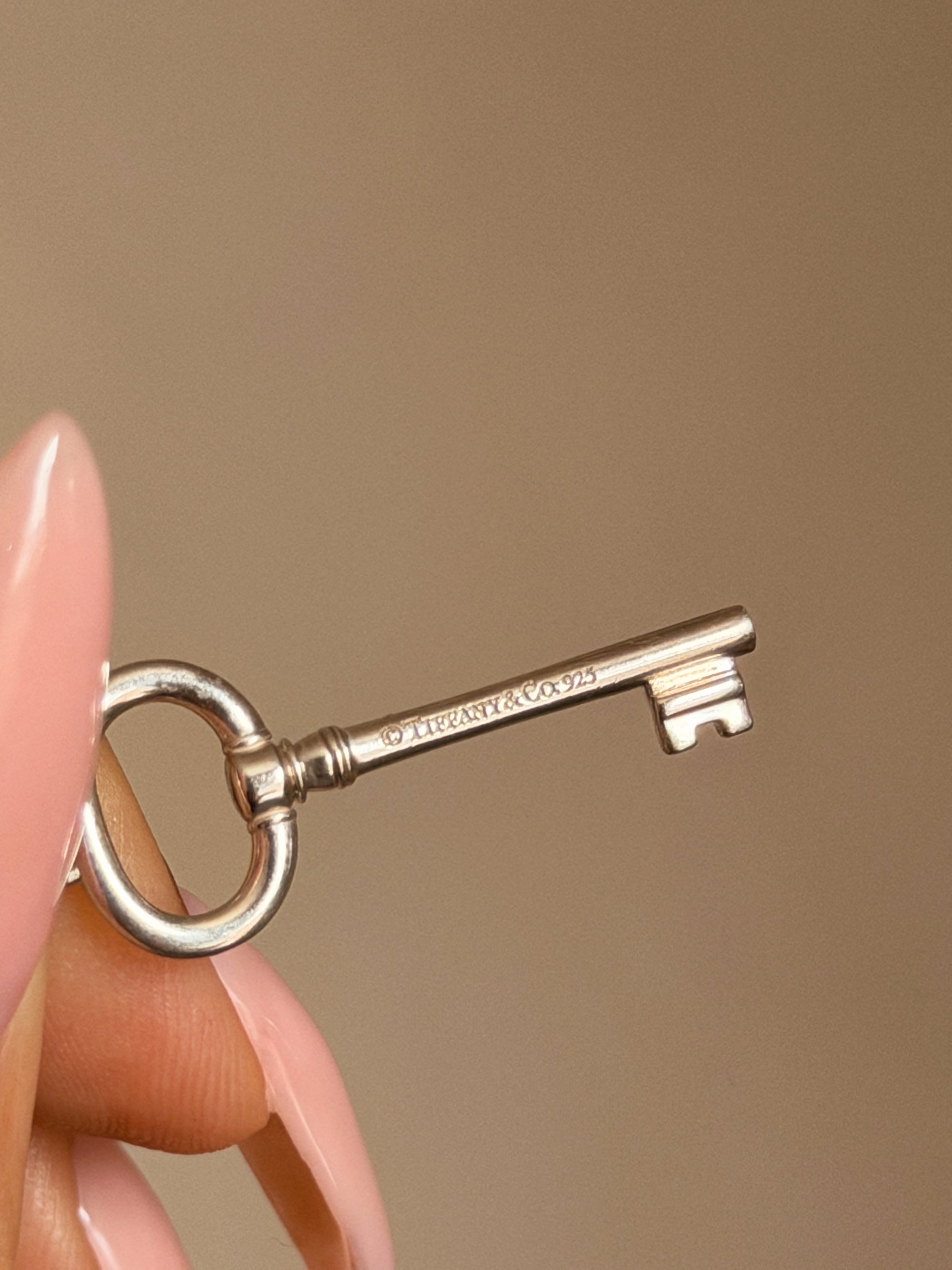 THE KEY TO EVERY 90'S GIRL HEART // TIFFANY &amp; CO SILVER KEY NECKLACE