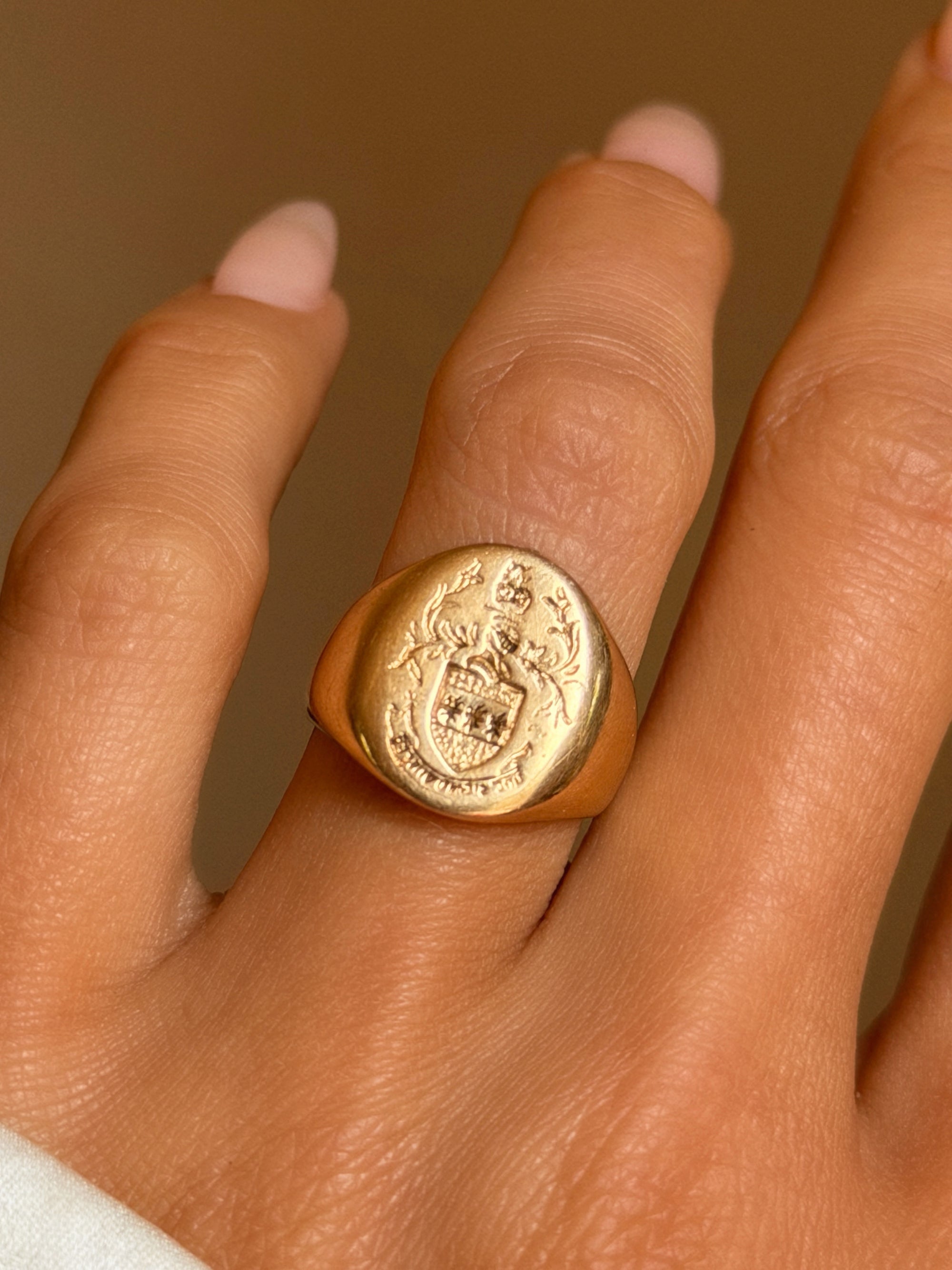 "HOC SIGNO VINCES", BY THIS SIGN YOU WILL CONQUER // VINTAGE GOLD SIGNET
