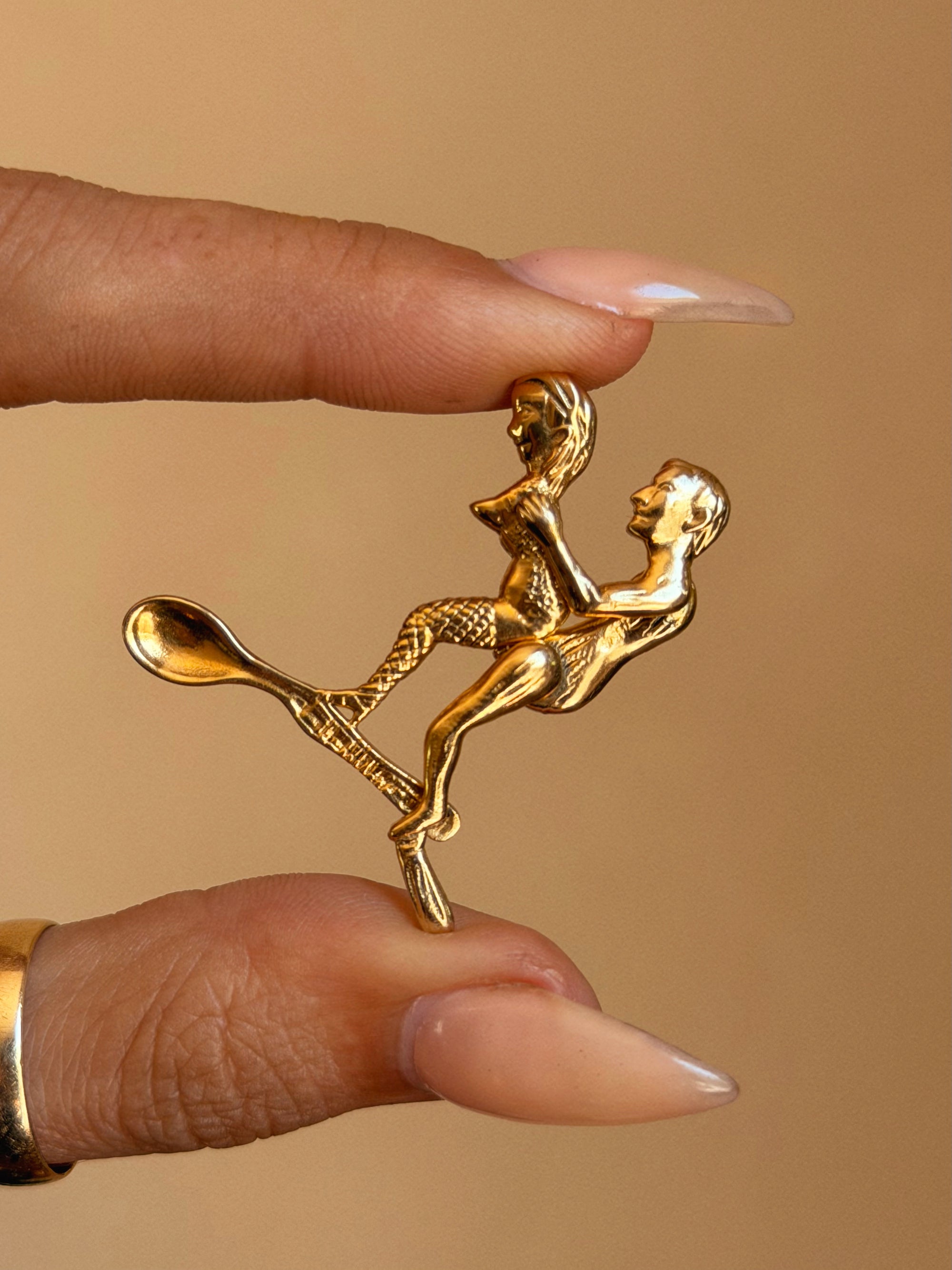MY WEEKEND PLANS, YOU ASK? // VINTAGE EROTIC PENDANT
