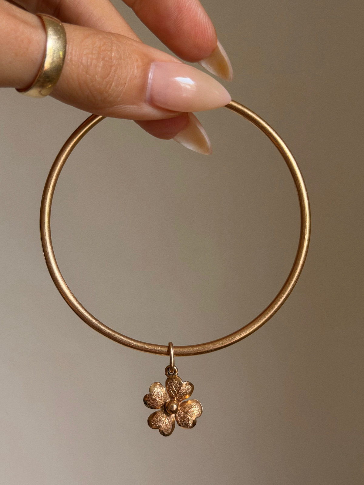 I CARRY LUCK WITH ME WHEREVER I GO // VINTAGE 18K GOLD BANGLE WITH FOUR LEAF CLOVER