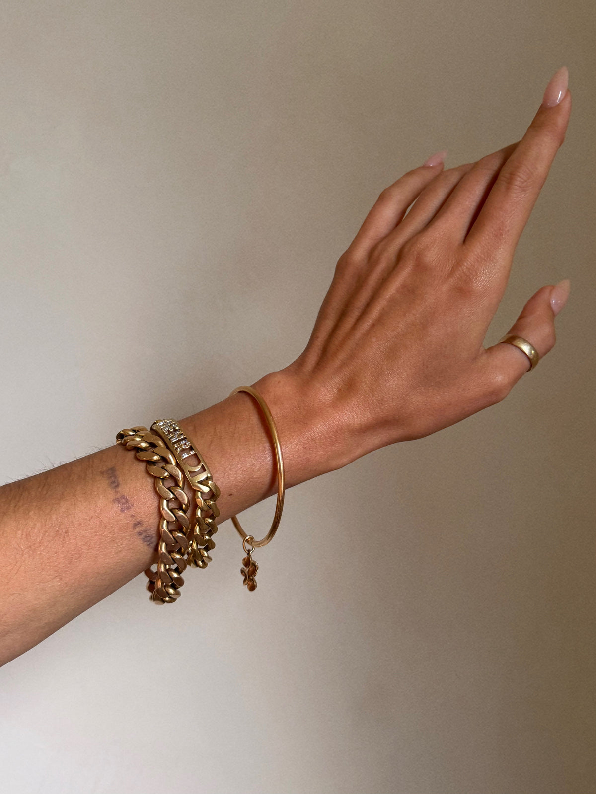 I CARRY LUCK WITH ME WHEREVER I GO // VINTAGE 18K GOLD BANGLE WITH FOUR LEAF CLOVER