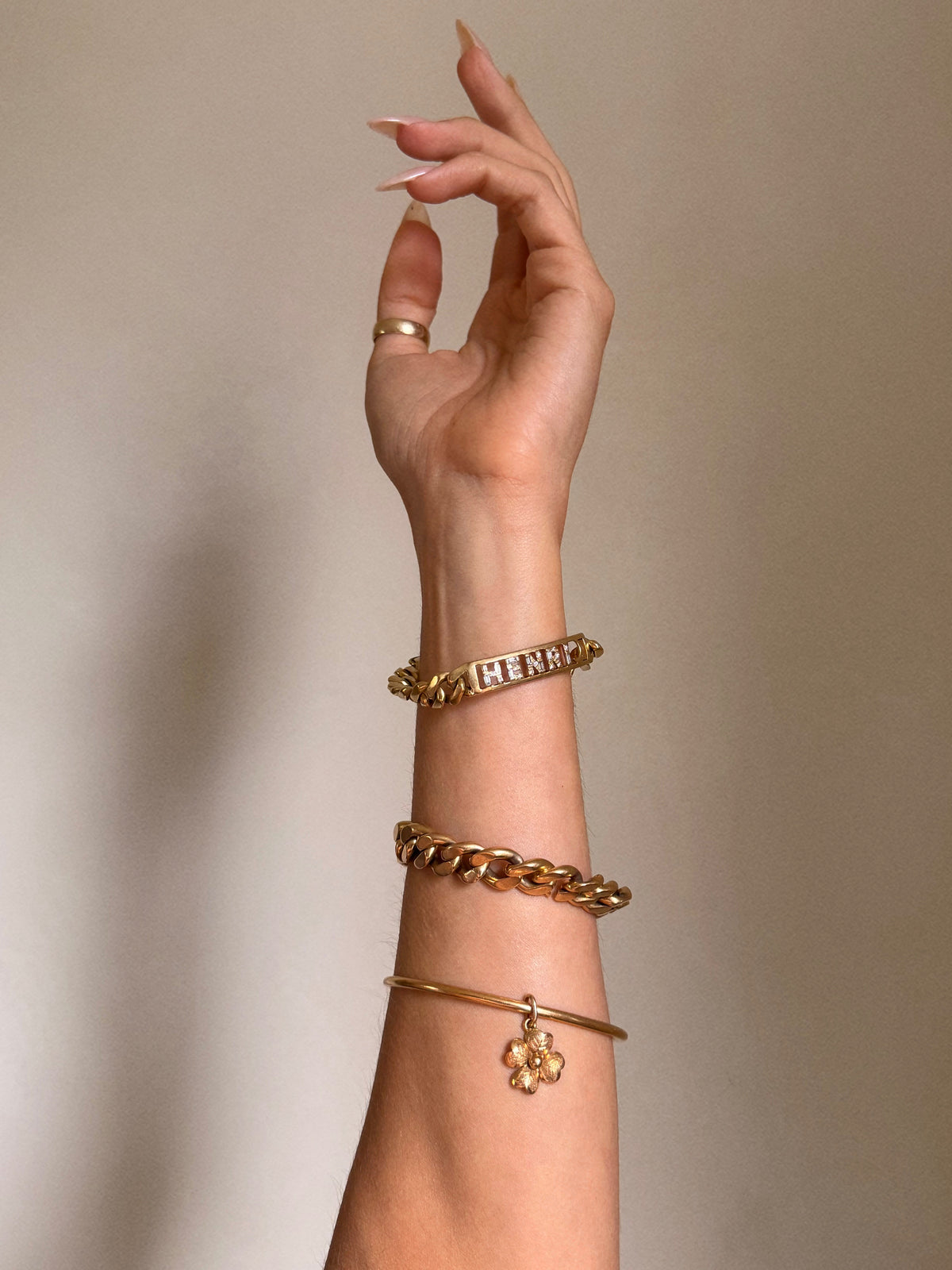 I CARRY LUCK WITH ME WHEREVER I GO // VINTAGE 18K GOLD BANGLE WITH FOUR LEAF CLOVER