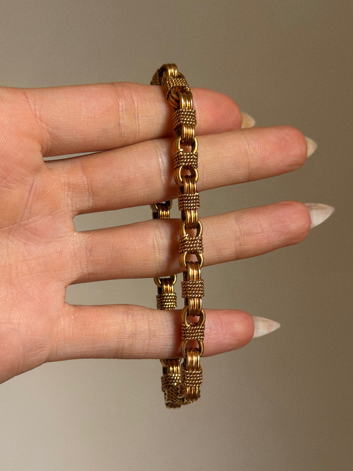 I REALLY AM A BARREL OF FUN, I TELL YA // VINTAGE HEAVY GOLD BARREL LINK BRACELET