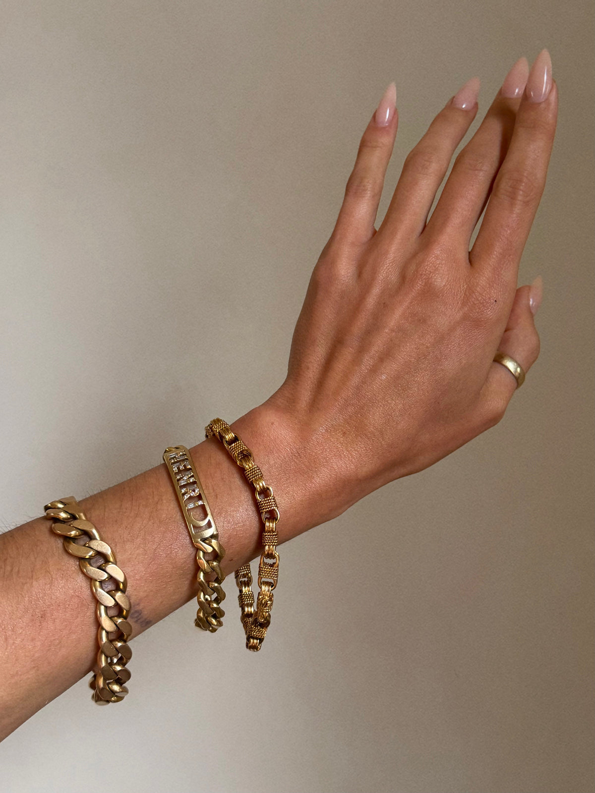 I REALLY AM A BARREL OF FUN, I TELL YA // VINTAGE HEAVY GOLD BARREL LINK BRACELET