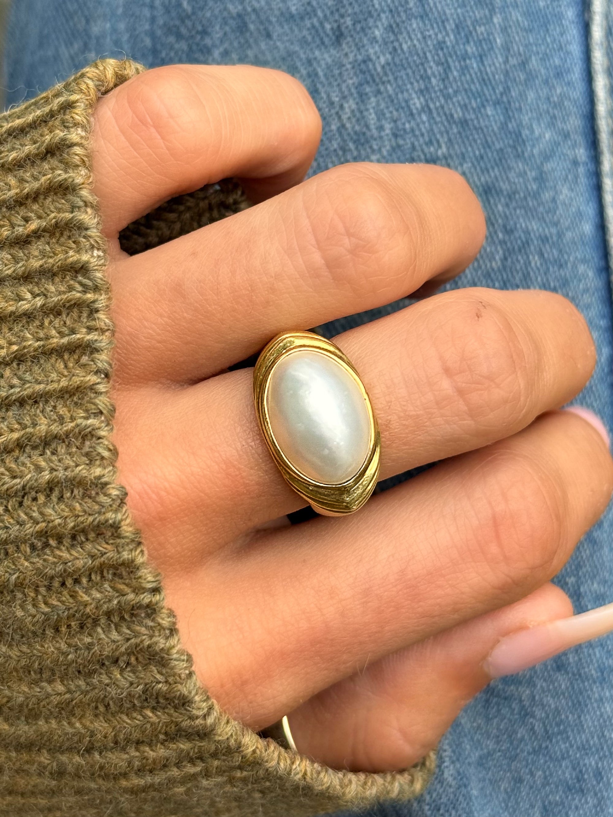 I LOVE THE WAY PEARLS WARM AGAINST MY SKIN // VINTAGE 18K MABE PEARL RING