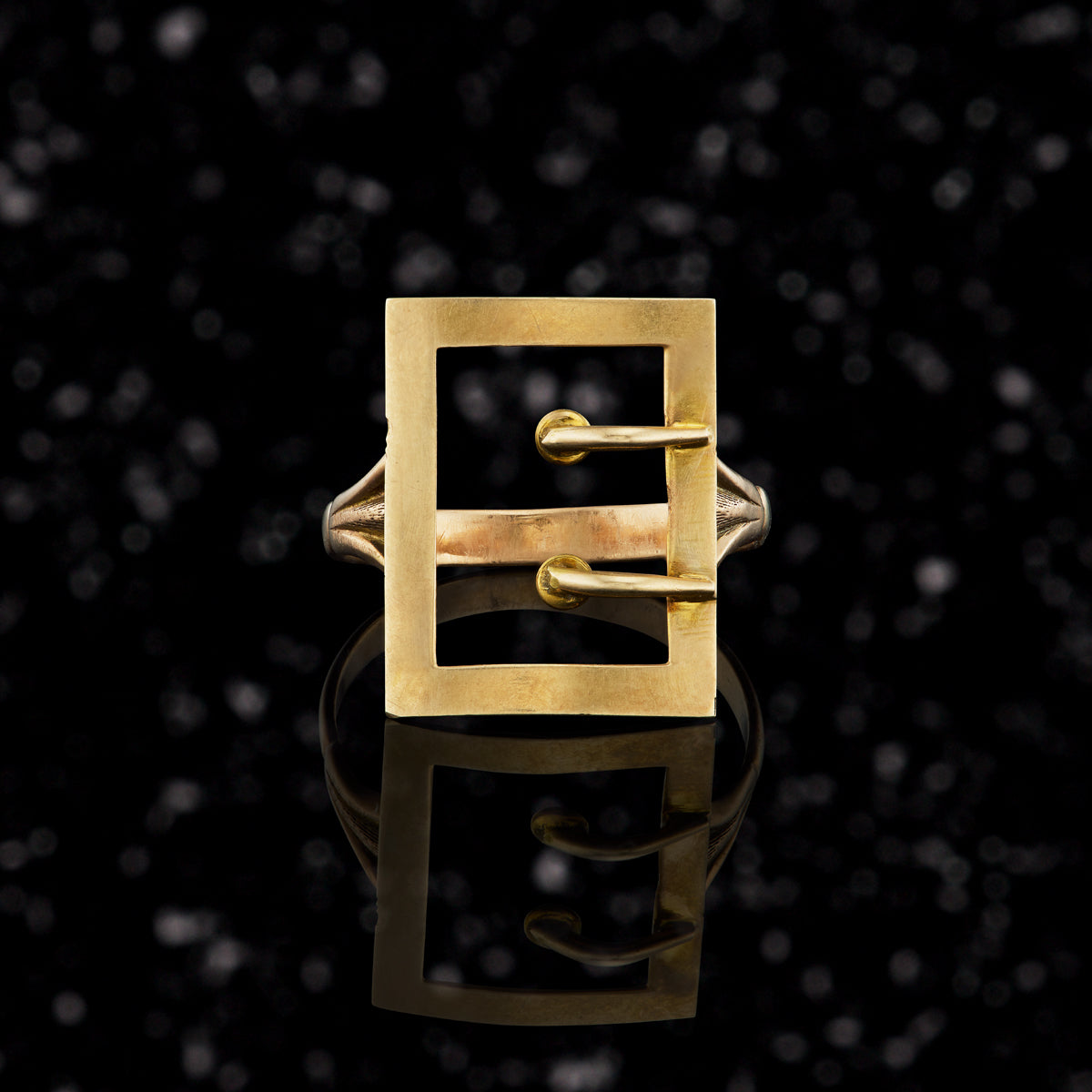 THE BUCKLE SIGNET RING