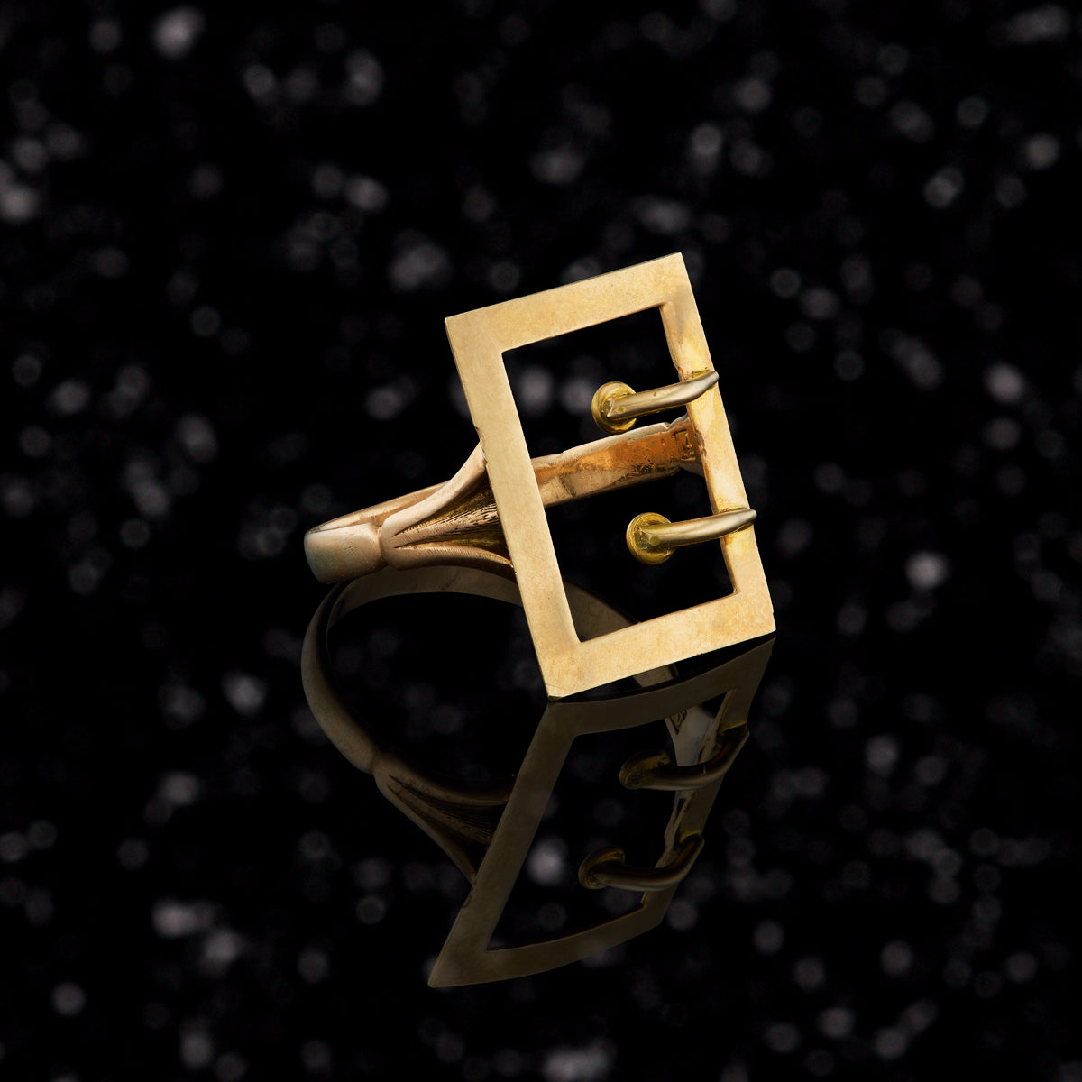 THE BUCKLE SIGNET RING